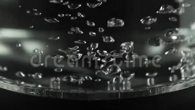 在有透明玻璃墙的<strong>水</strong>壶里，<strong>水沸腾</strong>了。 不锈钢底部。